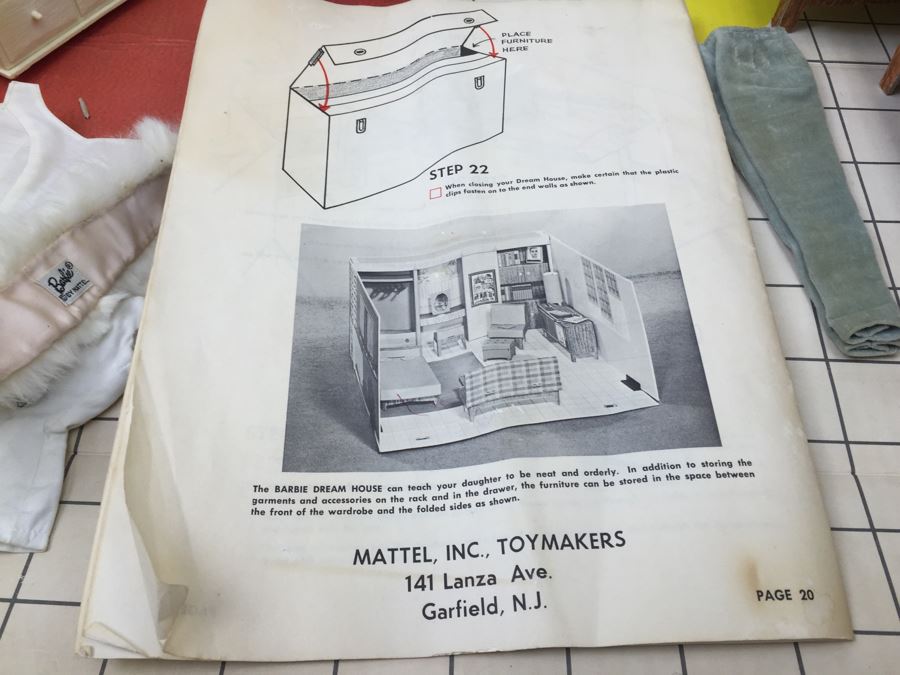 Vintage 1962 Barbie Dream House Mattel With Accessories, Clothing And Original Manual [Photo 44]