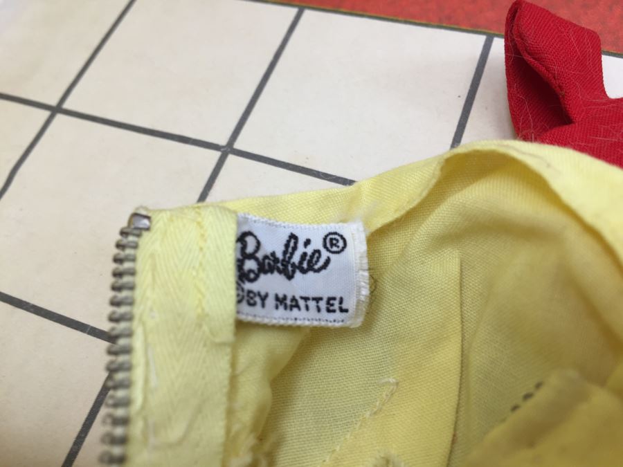 Vintage 1962 Barbie Dream House Mattel With Accessories, Clothing And Original Manual [Photo 31]