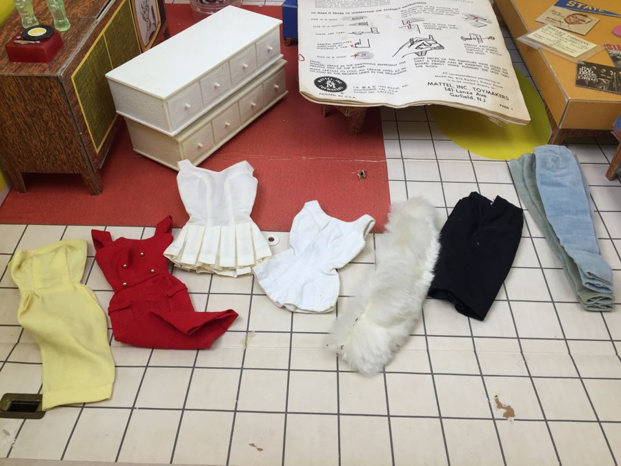 Vintage 1962 Barbie Dream House Mattel With Accessories, Clothing And Original Manual [Photo 29]