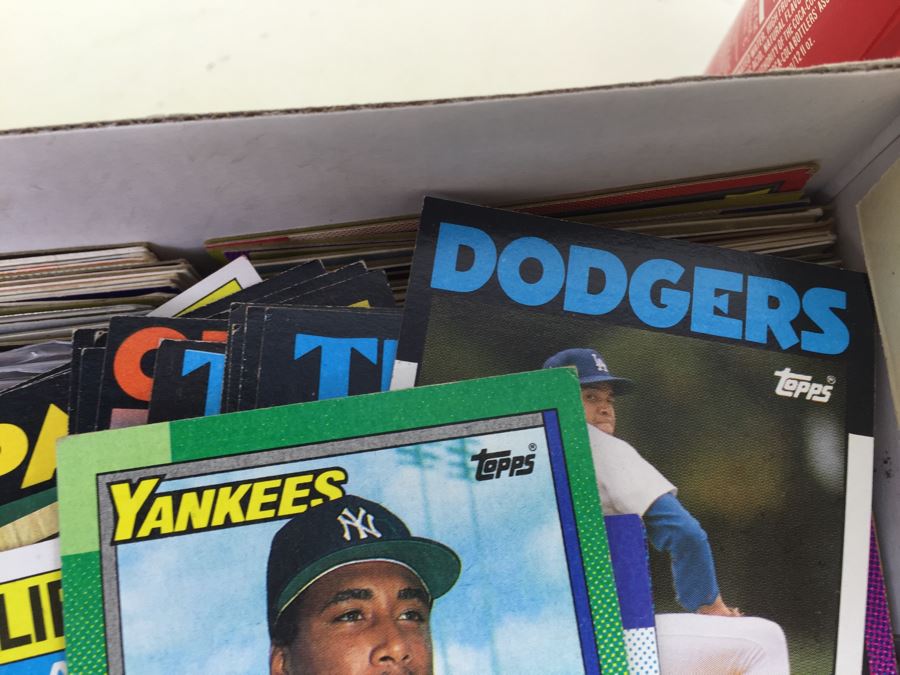 Shoebox Filled With Vintage Baseball Cards [Photo 8]