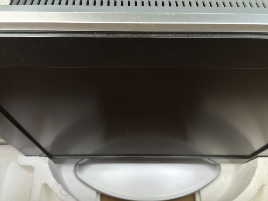 Insignia 20' LCD TV With Box [Photo 3]