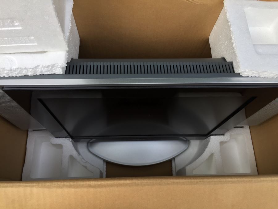 Insignia 20' LCD TV With Box [Photo 6]