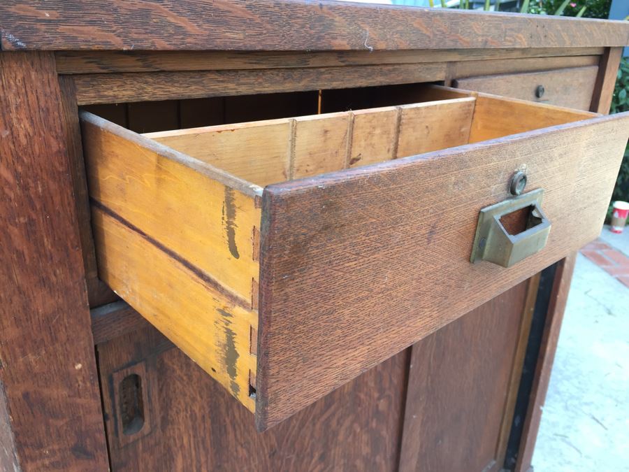Old Oak Cabinet [Photo 9]