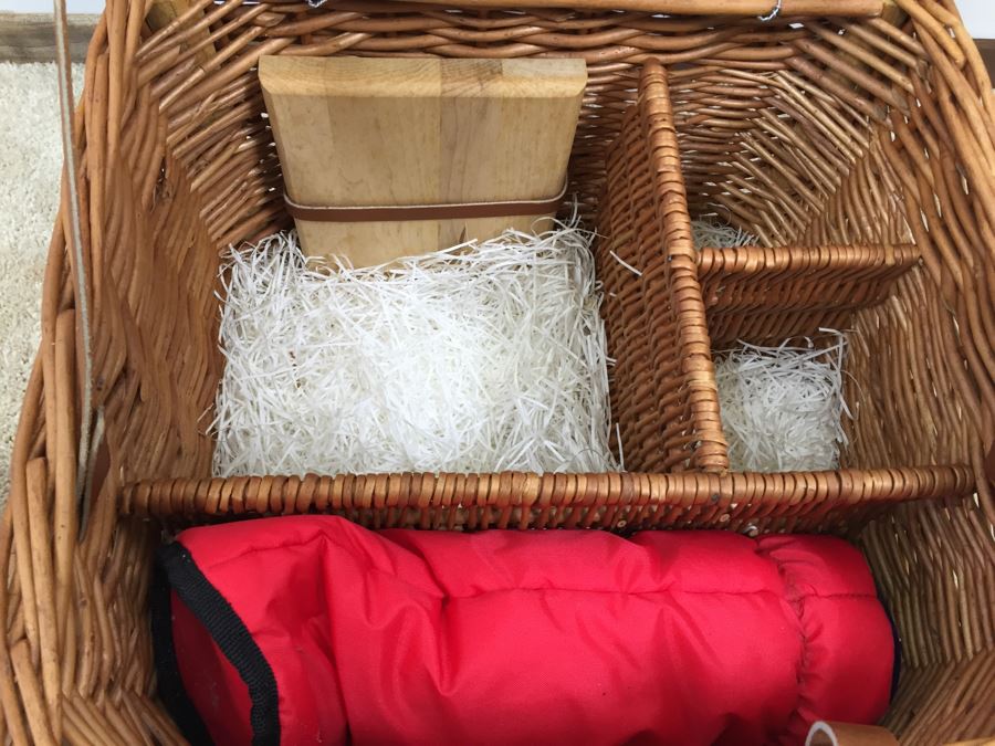Thomas B. Swain & Son Wicker Picnic Basket Set [Photo 3]