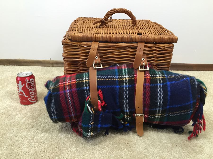 Thomas B. Swain & Son Wicker Picnic Basket Set [Photo 4]