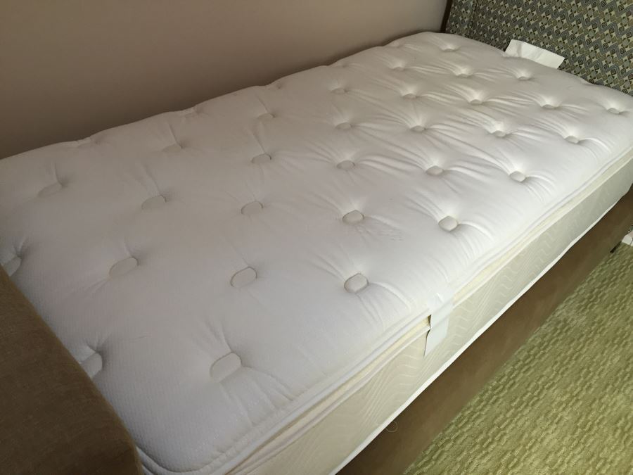 Pair Of Fabulous Twin Beds With Like New Simmons Mattresses Heavenly Bed At Home By Westin Hotels & Resorts [Photo 13]