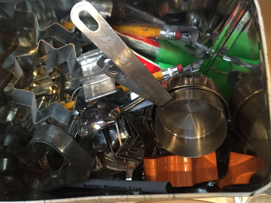 Kitchen Lot With Mixing Bowls, Cookie Cutters, Rolling Pin And Kitchenaid Mixer [Photo 7]