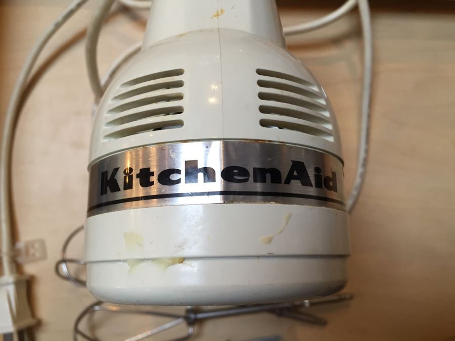 Kitchen Lot With Mixing Bowls, Cookie Cutters, Rolling Pin And Kitchenaid Mixer [Photo 9]