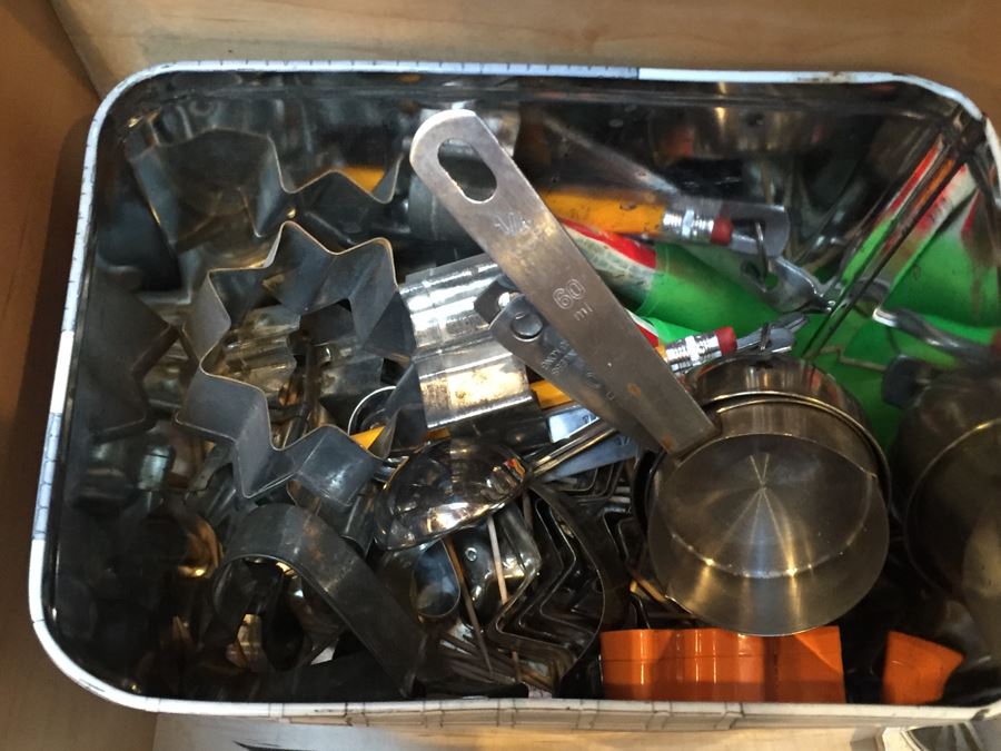 Kitchen Lot With Mixing Bowls, Cookie Cutters, Rolling Pin And Kitchenaid Mixer [Photo 3]