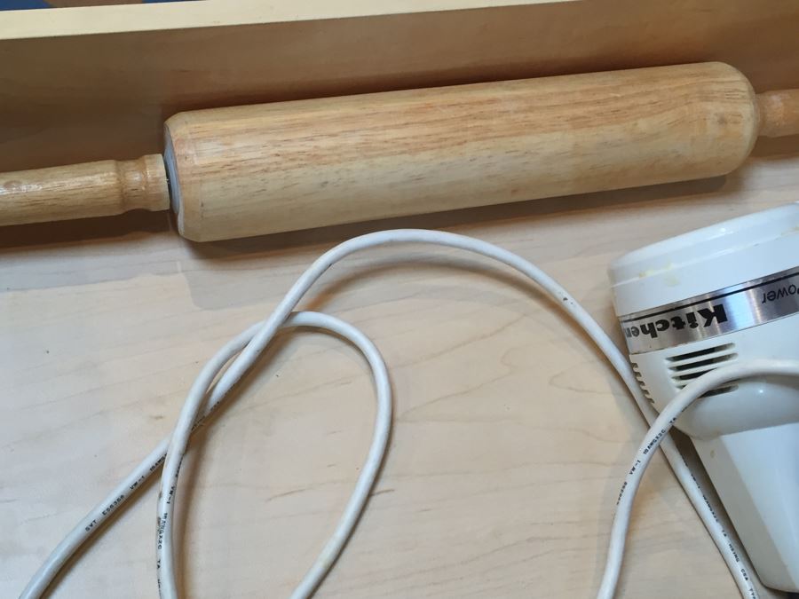 Kitchen Lot With Mixing Bowls, Cookie Cutters, Rolling Pin And Kitchenaid Mixer [Photo 11]