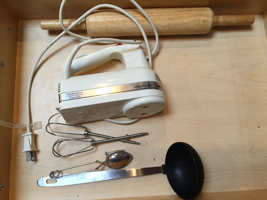 Kitchen Lot With Mixing Bowls, Cookie Cutters, Rolling Pin And Kitchenaid Mixer [Photo 2]