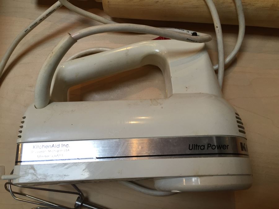 Kitchen Lot With Mixing Bowls, Cookie Cutters, Rolling Pin And Kitchenaid Mixer [Photo 8]