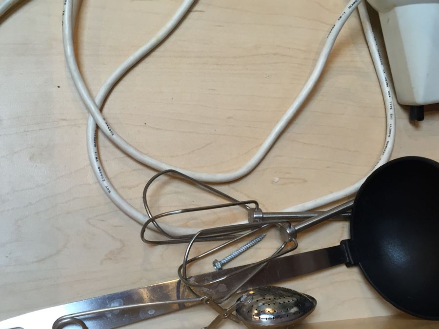 Kitchen Lot With Mixing Bowls, Cookie Cutters, Rolling Pin And Kitchenaid Mixer [Photo 12]