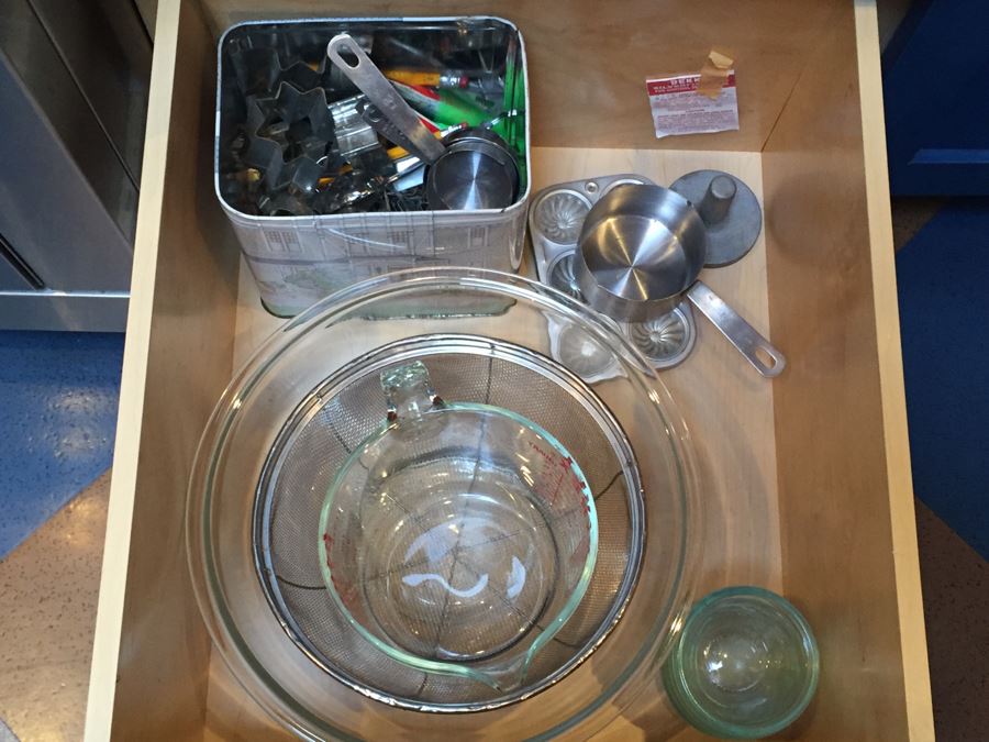 Kitchen Lot With Mixing Bowls, Cookie Cutters, Rolling Pin And Kitchenaid Mixer [Photo 1]