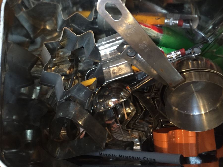 Kitchen Lot With Mixing Bowls, Cookie Cutters, Rolling Pin And Kitchenaid Mixer [Photo 6]