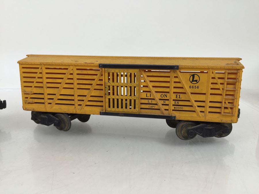 Lionel Train 3461 Operating Log Unloading Car + Lionel 6656 Livestock Stock Cattle Car [Photo 2]