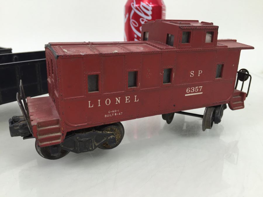 Pair Of Vintage Lionel 6462 Long Gondola Cars Trains + Lionel 6357 Caboose [Photo 2]