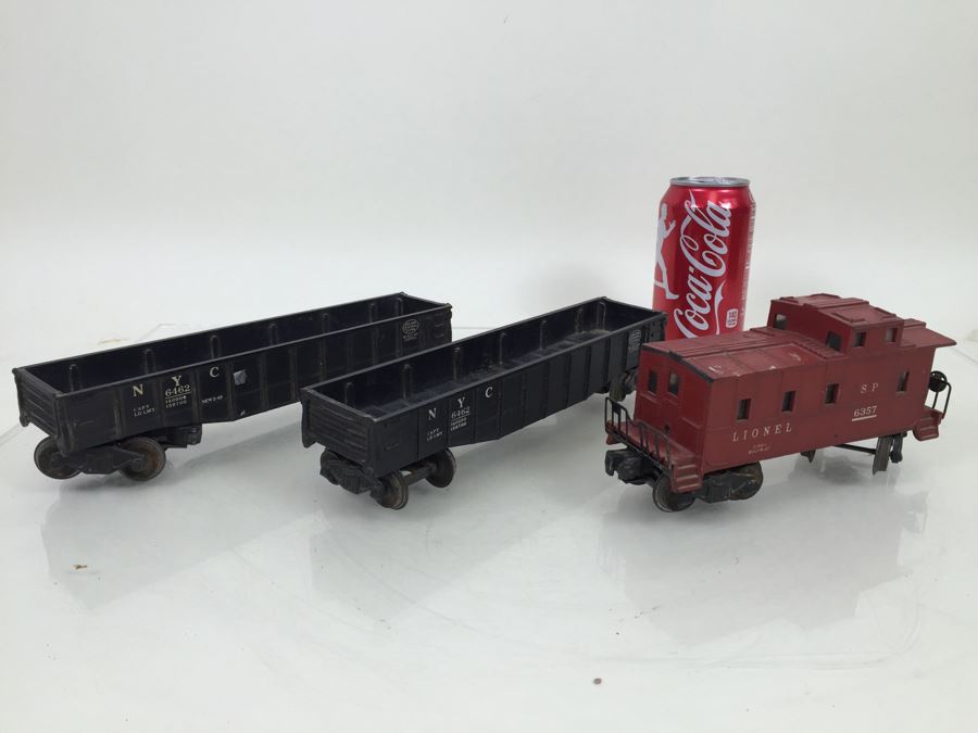 Pair Of Vintage Lionel 6462 Long Gondola Cars Trains + Lionel 6357 Caboose [Photo 1]