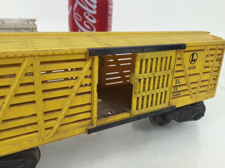 Vintage Pair Of Lionel 6472 Refrigerator Car Box Trains + Lionel 6656 Livestock Stock Cattle Car [Photo 5]