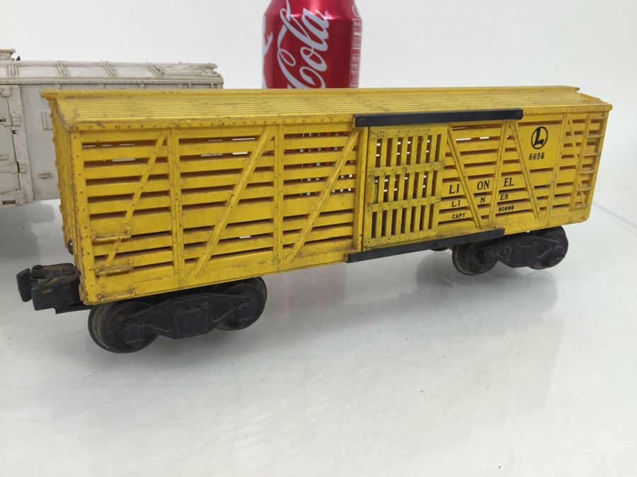 Vintage Pair Of Lionel 6472 Refrigerator Car Box Trains + Lionel 6656 Livestock Stock Cattle Car [Photo 2]