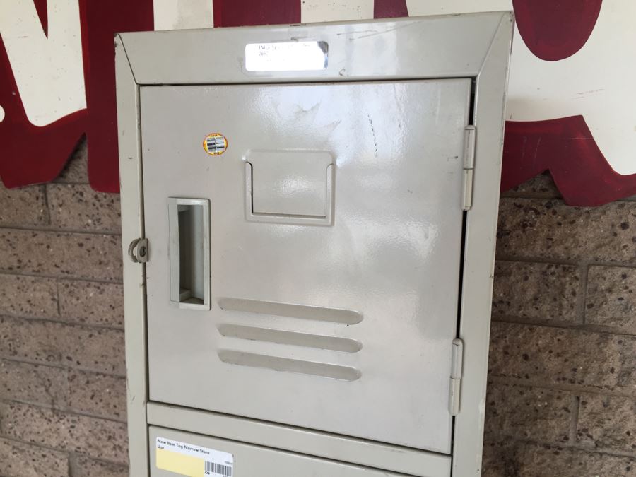 Vintage Vertical Metal Lockers 6 Lockers Individually Lockable [Photo 3]