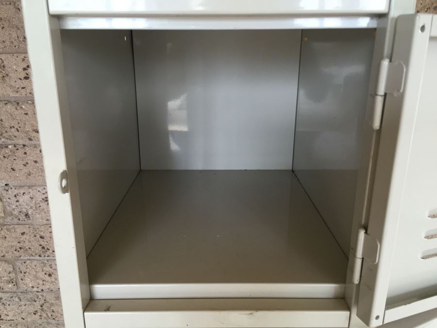 Vintage Vertical Metal Lockers 6 Lockers Individually Lockable [Photo 4]