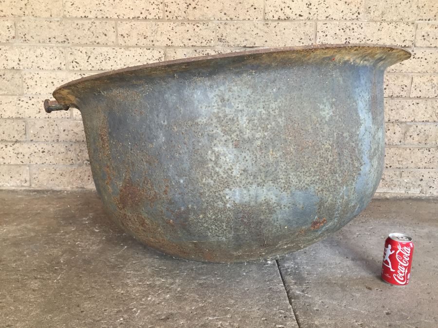 Very Large Vintage Cast Iron Pot Cauldron Said To Have Been Used By Missions To Make Soap Off Of Dana Point CA