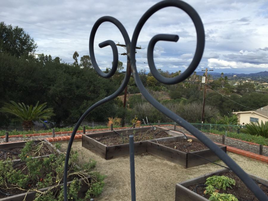 Pair Of Metal Garden Trellises [Photo 5]