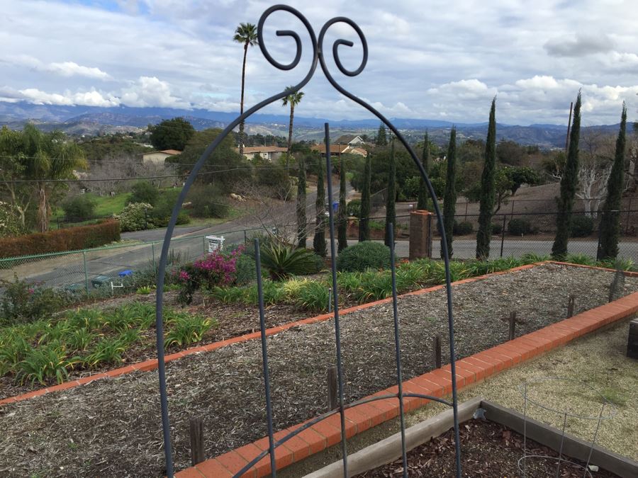 Pair Of Metal Garden Trellises [Photo 3]