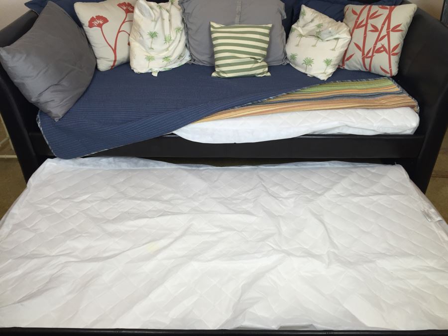 Day Bed With Trundle Plus Accent Pillows And Bedding [Photo 3]