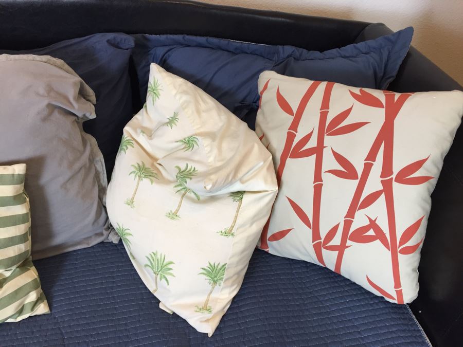 Day Bed With Trundle Plus Accent Pillows And Bedding [Photo 7]