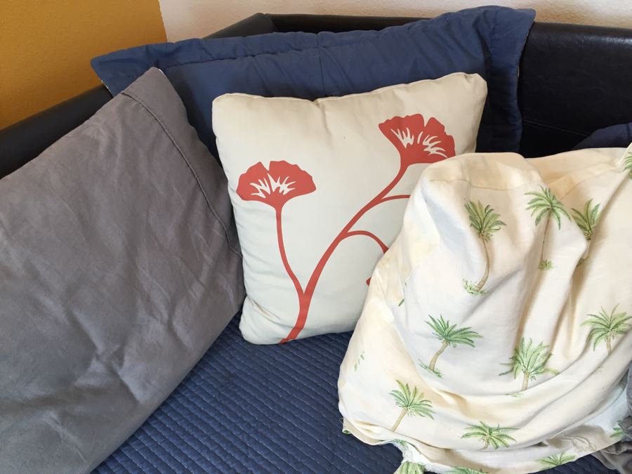 Day Bed With Trundle Plus Accent Pillows And Bedding [Photo 9]