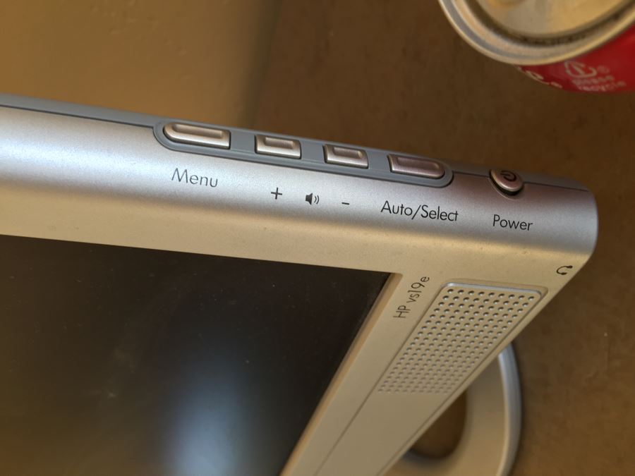 HP Pavilion Vs19e ‑ 19' LCD Monitor with Speakers [Photo 6]