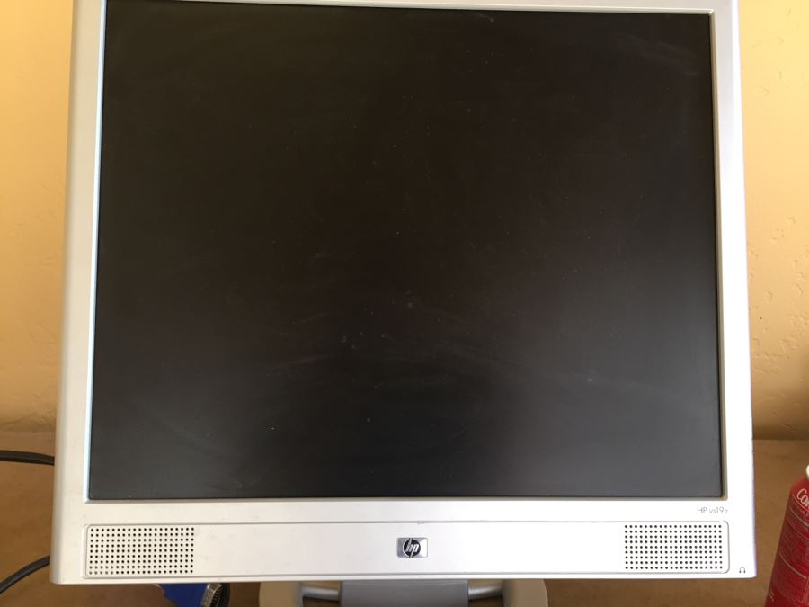 HP Pavilion Vs19e ‑ 19' LCD Monitor with Speakers [Photo 4]