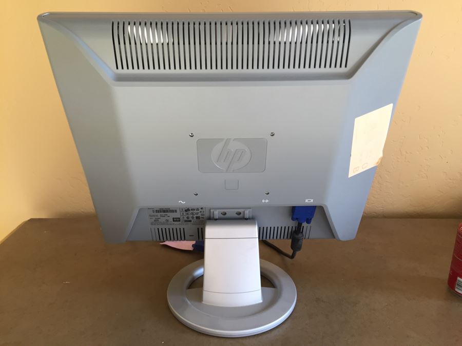 HP Pavilion Vs19e ‑ 19' LCD Monitor with Speakers [Photo 3]