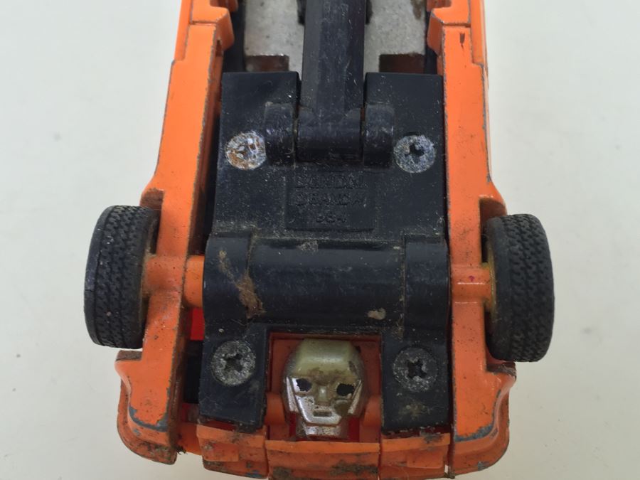 Gold Transformers Autobot Bumblebee Volkswagen Beetle 1985 Hasbro (Great Condition) And 1984 Bandai Transformer (Poor Condition) [Photo 14]