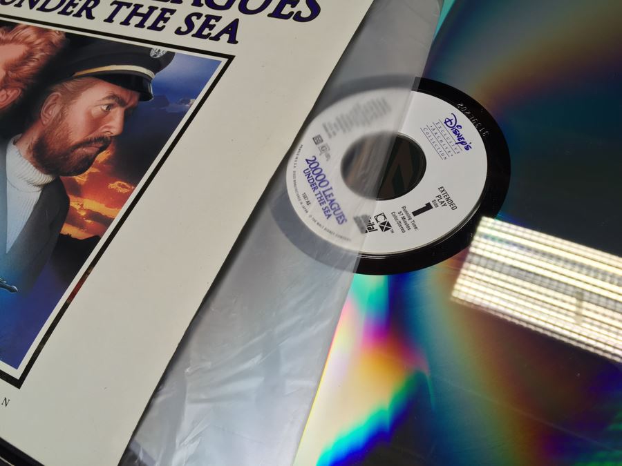 Box Filled With Vintage Laser Discs Videodiscs: The Blues Brothers, Fantasia, 48 Hours Watch Classic Movies In Vintage Fidelity [Photo 10]