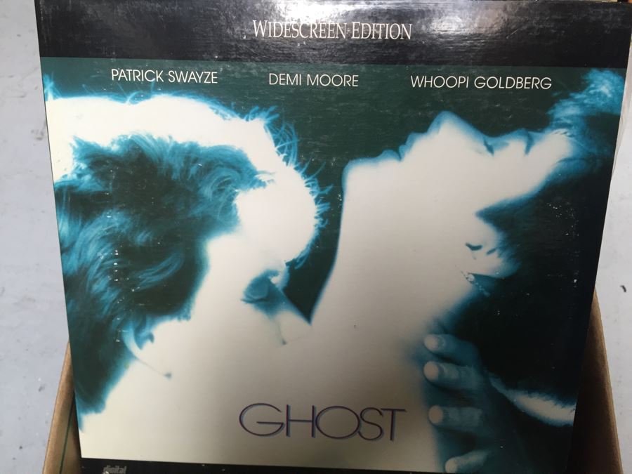 Box Filled With Vintage Laser Discs Videodiscs: The Blues Brothers, Fantasia, 48 Hours Watch Classic Movies In Vintage Fidelity [Photo 11]