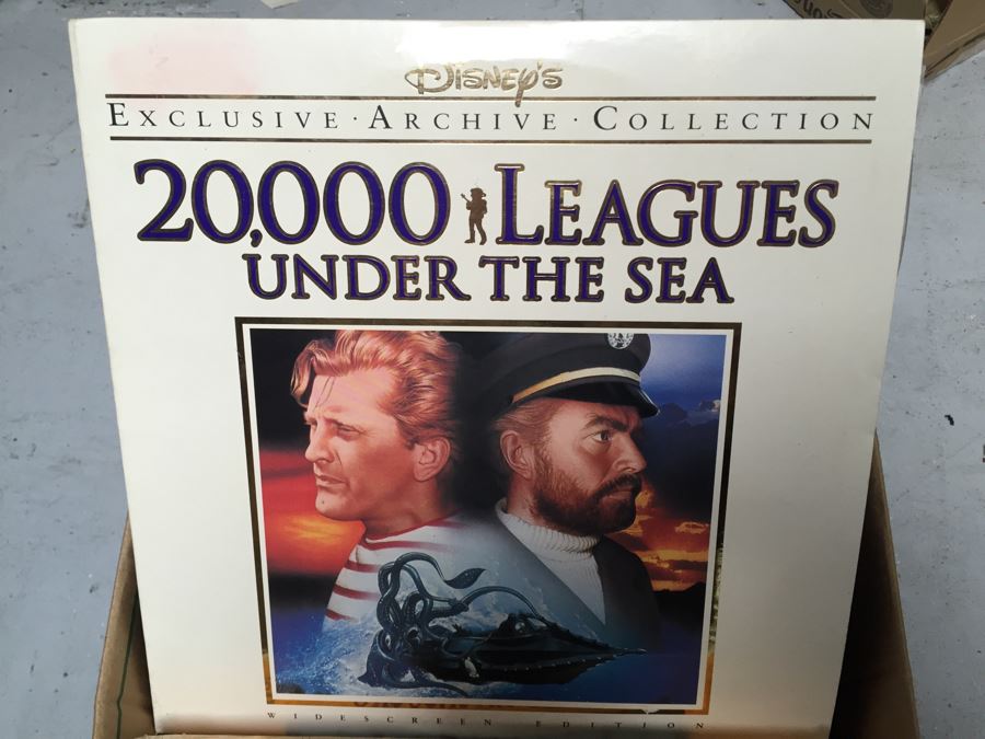 Box Filled With Vintage Laser Discs Videodiscs: The Blues Brothers, Fantasia, 48 Hours Watch Classic Movies In Vintage Fidelity [Photo 9]