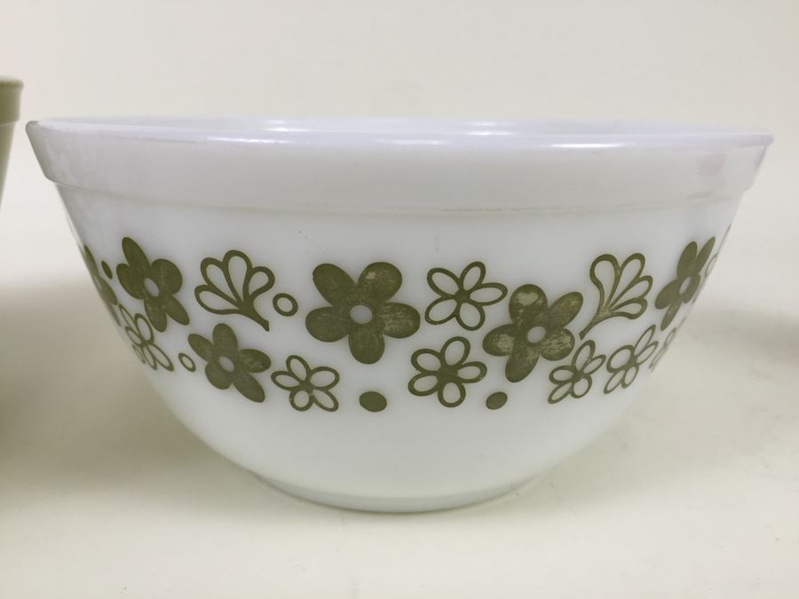 Vintage Pyrex Green And White Nesting Bowls [Photo 6]