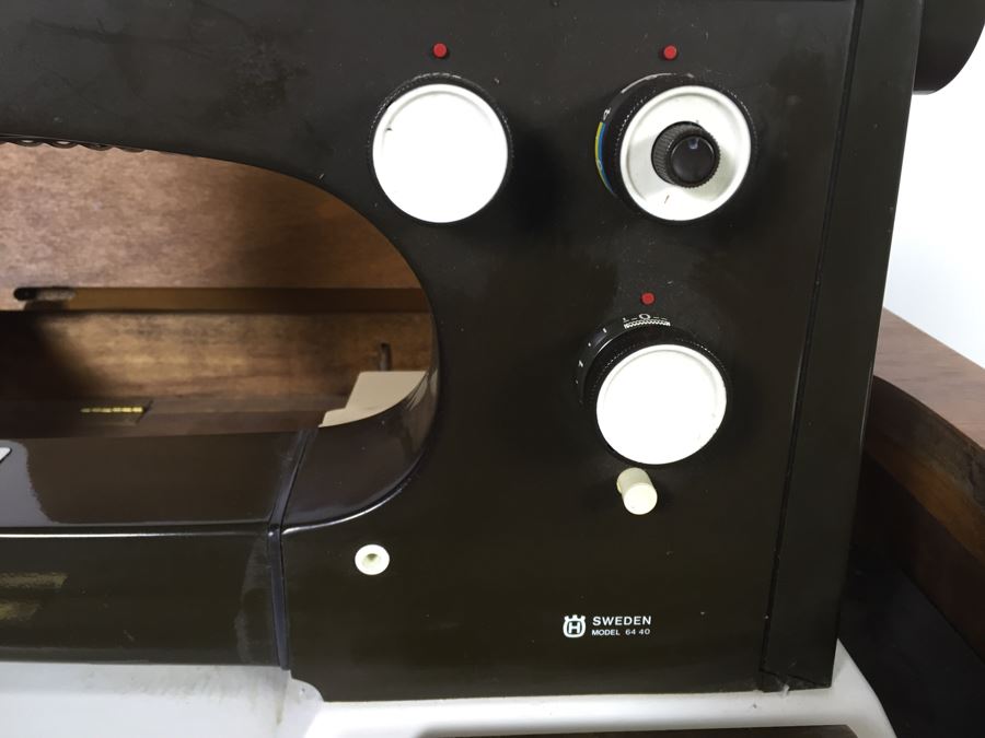 Viking Husqvarna 6440 Sewing Machine With Cabinet And Accessories [Photo 18]
