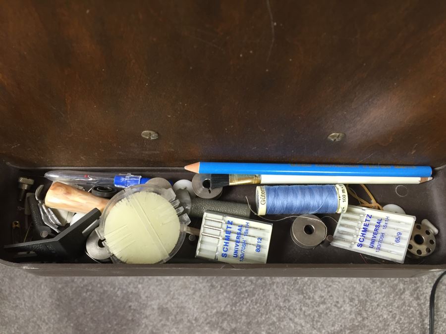 Viking Husqvarna 6440 Sewing Machine With Cabinet And Accessories [Photo 15]