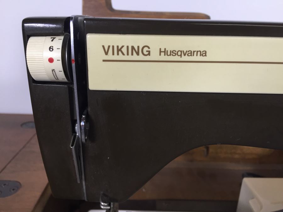 Viking Husqvarna 6440 Sewing Machine With Cabinet And Accessories [Photo 16]