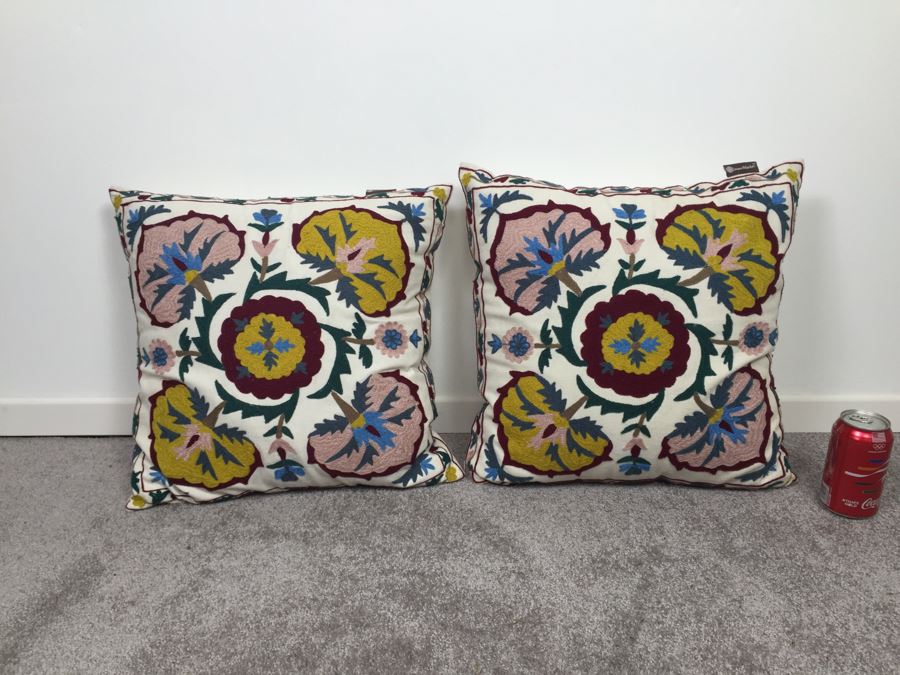 Pair Of Throw Pillows [Photo 1]