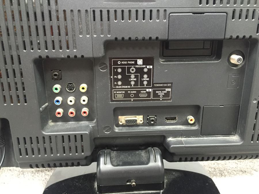 Toshiba LCD TV/DVD Combination Model No. 22LV610U [Photo 9]