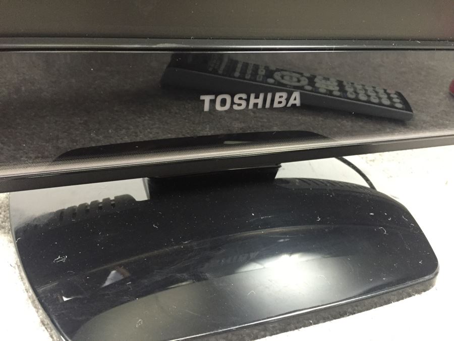 Toshiba LCD TV/DVD Combination Model No. 22LV610U [Photo 4]