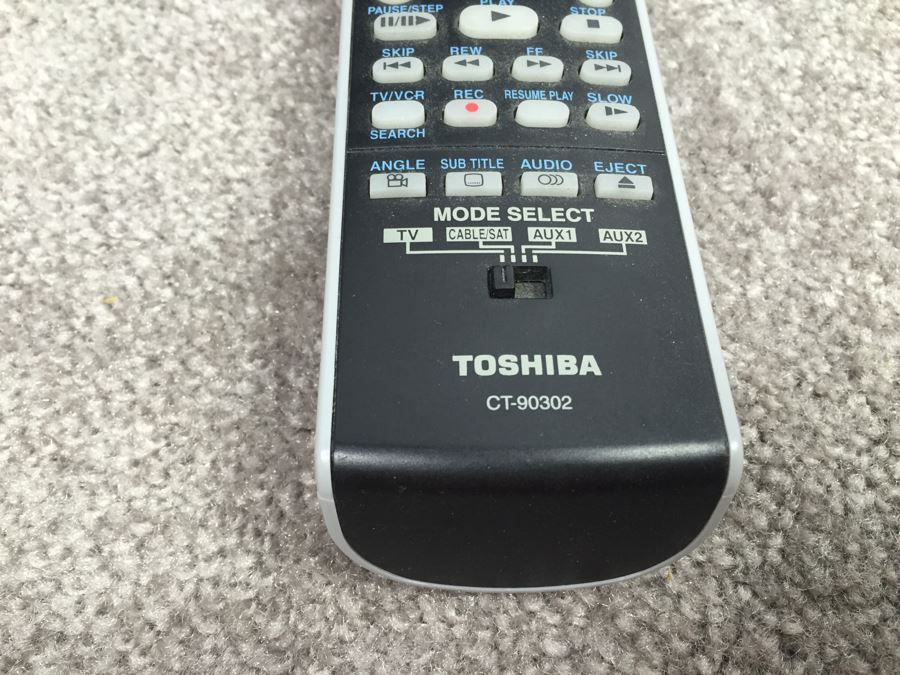 Toshiba LCD TV/DVD Combination Model No. 22LV610U [Photo 5]