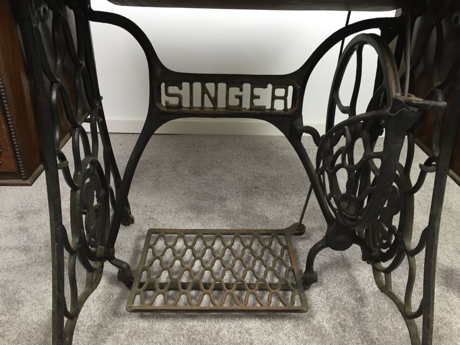 Antique 1911 Singer Treadle Sewing Machine With Cabinet, Cast Iron Base And Sewing Parts - Working But Needs New Belt [Photo 6]