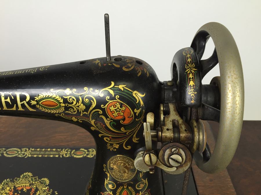 Antique 1911 Singer Treadle Sewing Machine With Cabinet, Cast Iron Base And Sewing Parts - Working But Needs New Belt [Photo 17]