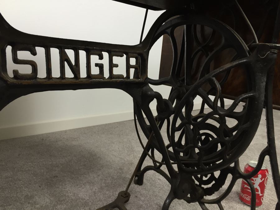 Antique 1911 Singer Treadle Sewing Machine With Cabinet, Cast Iron Base And Sewing Parts - Working But Needs New Belt [Photo 7]